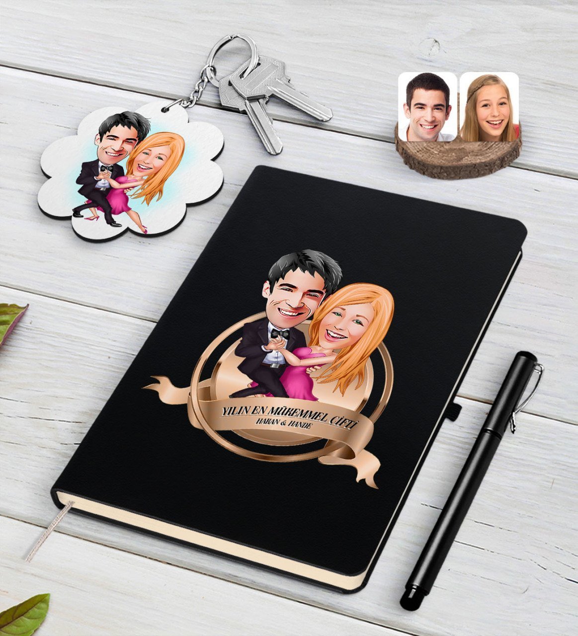 Kişiye Özel Yılın En Mükemmel Çifti Karikatürlü Siyah Defter Kalem ve Anahtarlık Hediye Seti-13