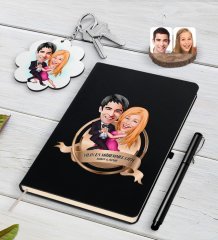 Kişiye Özel Yılın En Mükemmel Çifti Karikatürlü Siyah Defter Kalem ve Anahtarlık Hediye Seti-13