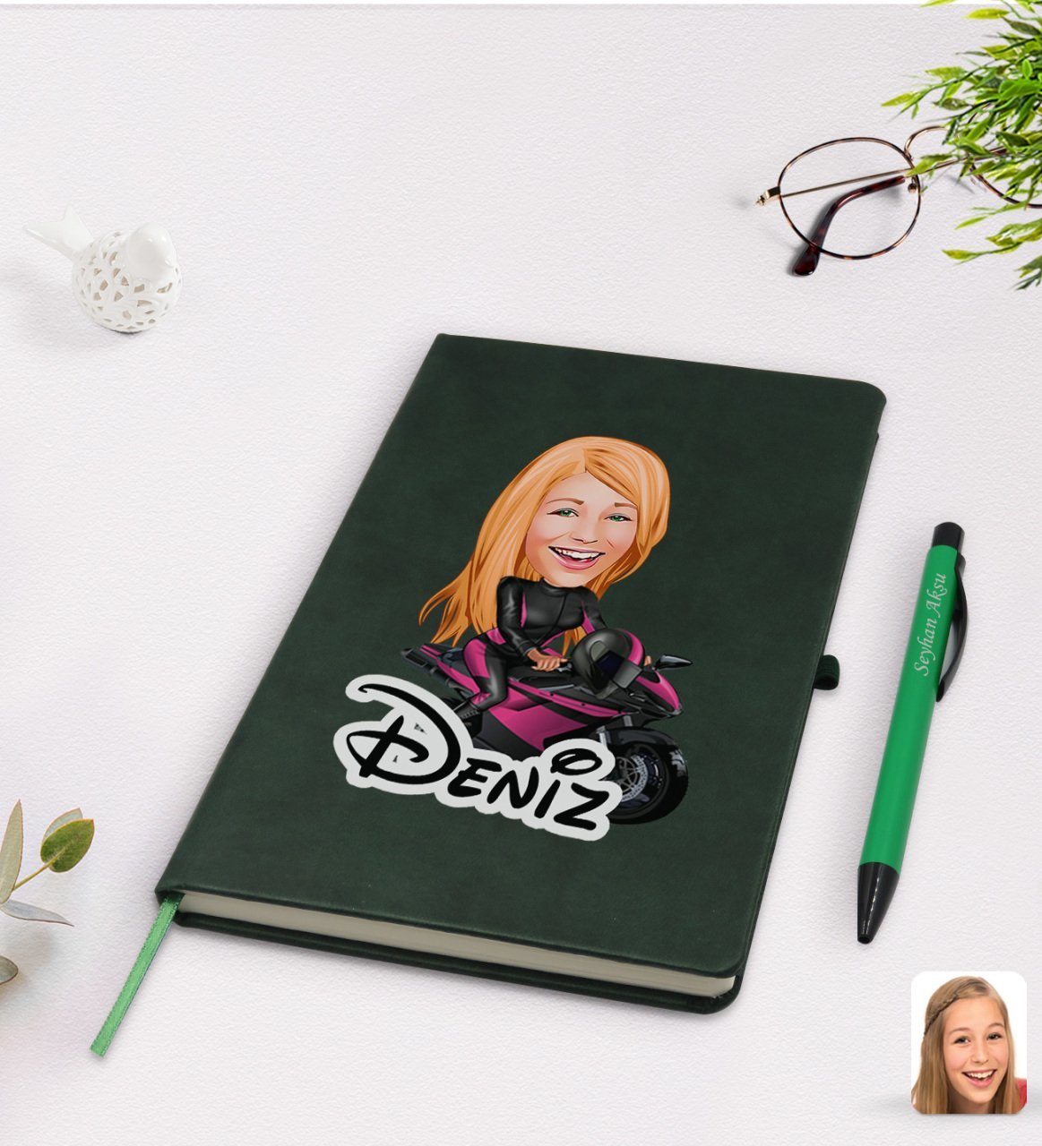 Kişiye Özel Kadın Motorcu Karikatürlü Yeşil Termo Deri Defter Kalem Seti Model 1