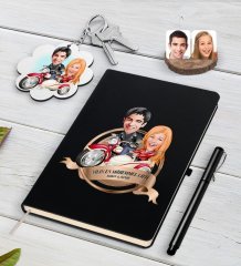 Kişiye Özel Yılın En Mükemmel Çifti Karikatürlü Siyah Defter Kalem ve Anahtarlık Hediye Seti-12