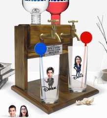 Kişiye Özel Renkli Baskılı Erkek ve Kadın Karikatürlü İkili Vodka Bardağı ve Çift Musluklu Doğal Ahşap Vodka Standı-2