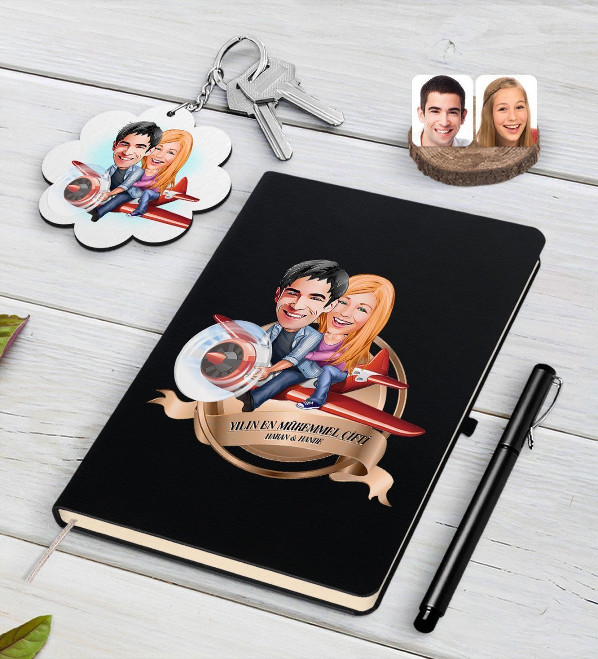Kişiye Özel Yılın En Mükemmel Çifti Karikatürlü Siyah Defter Kalem ve Anahtarlık Hediye Seti-11