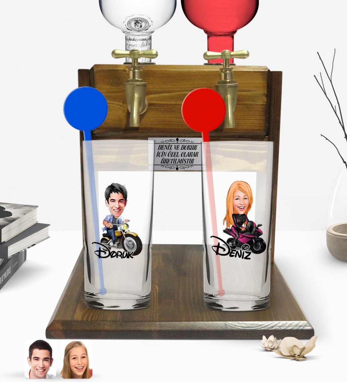 Kişiye Özel Renkli Baskılı Erkek ve Kadın Karikatürlü İkili Vodka Bardağı ve Çift Musluklu Doğal Ahşap Vodka Standı-1