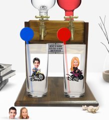 Kişiye Özel Renkli Baskılı Erkek ve Kadın Karikatürlü İkili Vodka Bardağı ve Çift Musluklu Doğal Ahşap Vodka Standı-1