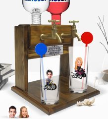 Kişiye Özel Renkli Baskılı Erkek ve Kadın Karikatürlü İkili Vodka Bardağı ve Çift Musluklu Doğal Ahşap Vodka Standı-1