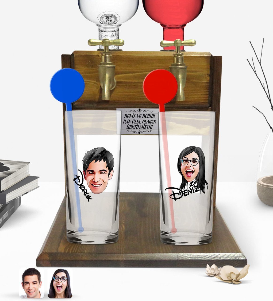 Kişiye Özel Renkli Baskılı Erkek ve Kadın Yüz Karikatürlü İkili Vodka Bardağı ve Çift Musluklu Doğal Ahşap Vodka Standı-1