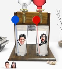 Kişiye Özel Renkli Baskılı Erkek ve Kadın Yüz Karikatürlü İkili Vodka Bardağı ve Çift Musluklu Doğal Ahşap Vodka Standı-1