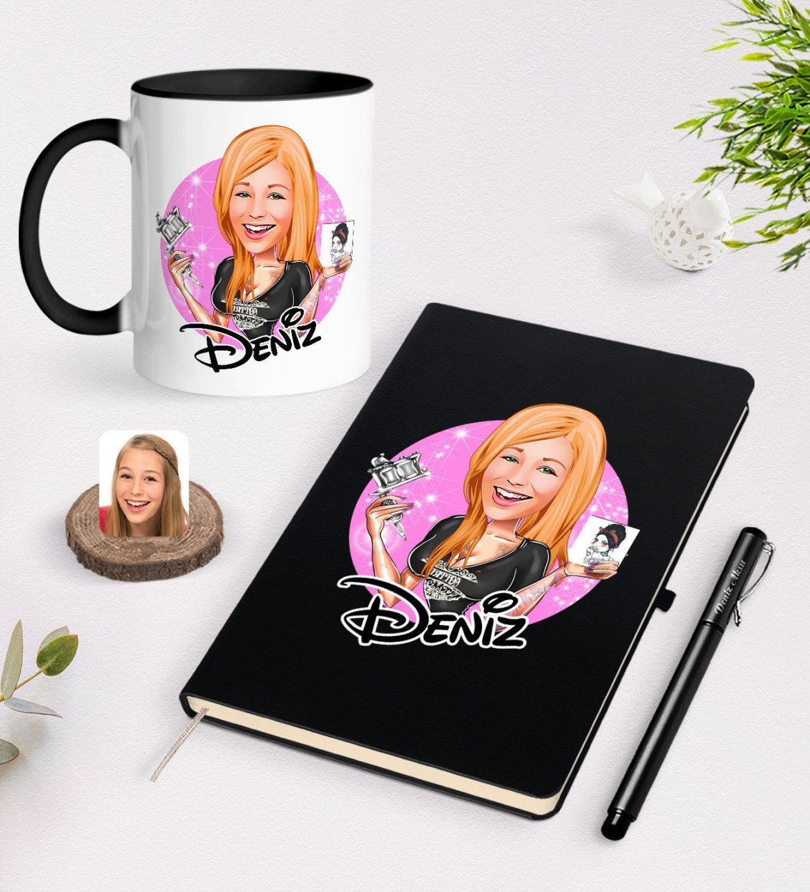 Kişiye Özel Kadın Dövme Sanatçısı Karikatürlü Siyah Defter Kalem ve Kupa Seti-1