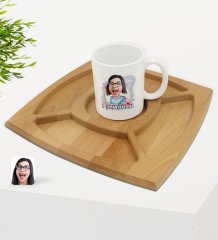 Kişiye Özel O Çok Güzel Karikatürlü Beyaz Kupa ve Doğal Masif Ahşap 4 Bölmeli Sunum Tabağı Çerezlik Hediye Seti-1