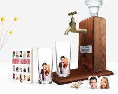 Kişiye Özel Renkli Baskılı Sevgililer Karikatürlü İkili Rakı Bardağı Ahşap Rakı Standı ve Cep Kitabı Hediye Seti-90