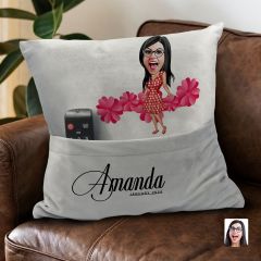 BK Gift Kişiye Özel Anne Karikatür Tasarımlı Organizer Kumanda ve Atıştırmalık Cepli Gri Kırlent Yastık-2 Arkadaşa Hediye, Cepli Yastık
