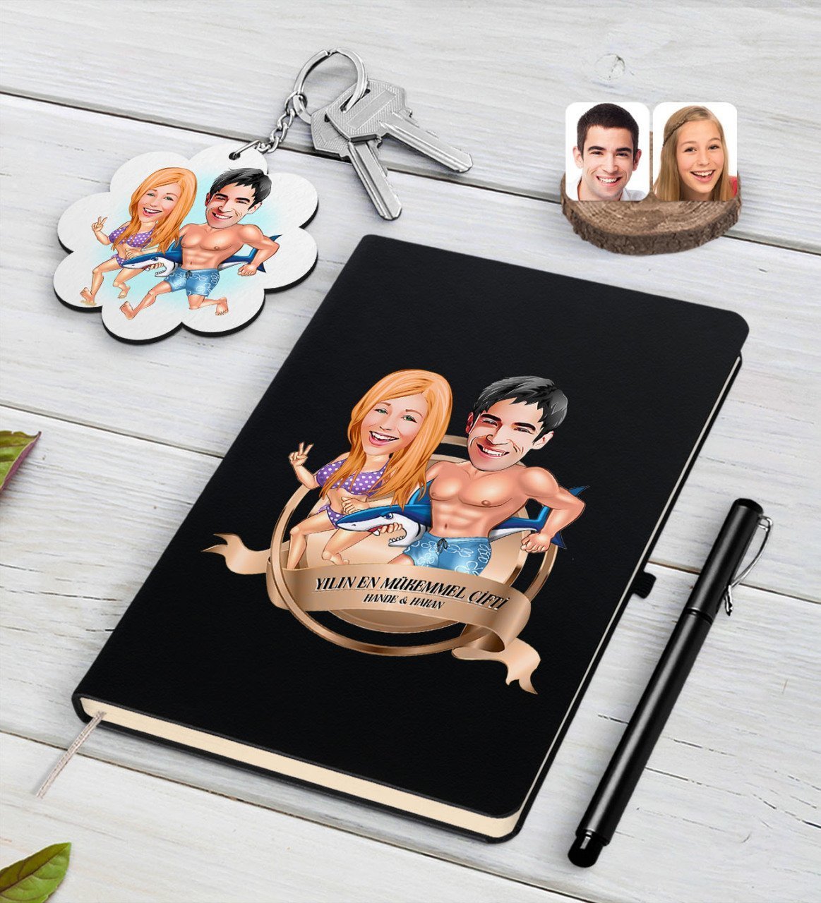 Kişiye Özel Yılın En Mükemmel Çifti Karikatürlü Siyah Defter Kalem ve Anahtarlık Hediye Seti-8