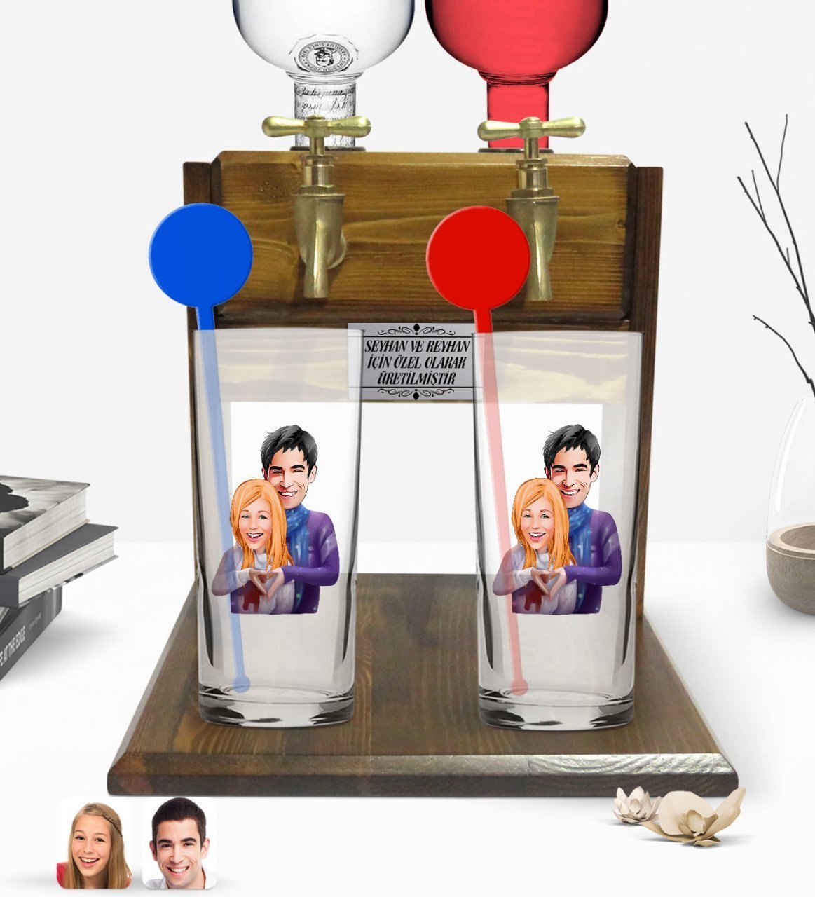 Kişiye Özel Renkli Baskılı Sevgililer Karikatürlü İkili Vodka Bardağı ve Çift Musluklu Doğal Ahşap Vodka Standı-89