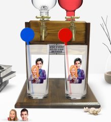 Kişiye Özel Renkli Baskılı Sevgililer Karikatürlü İkili Vodka Bardağı ve Çift Musluklu Doğal Ahşap Vodka Standı-89