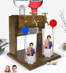 Kişiye Özel Renkli Baskılı Sevgililer Karikatürlü İkili Vodka Bardağı ve Çift Musluklu Doğal Ahşap Vodka Standı-89