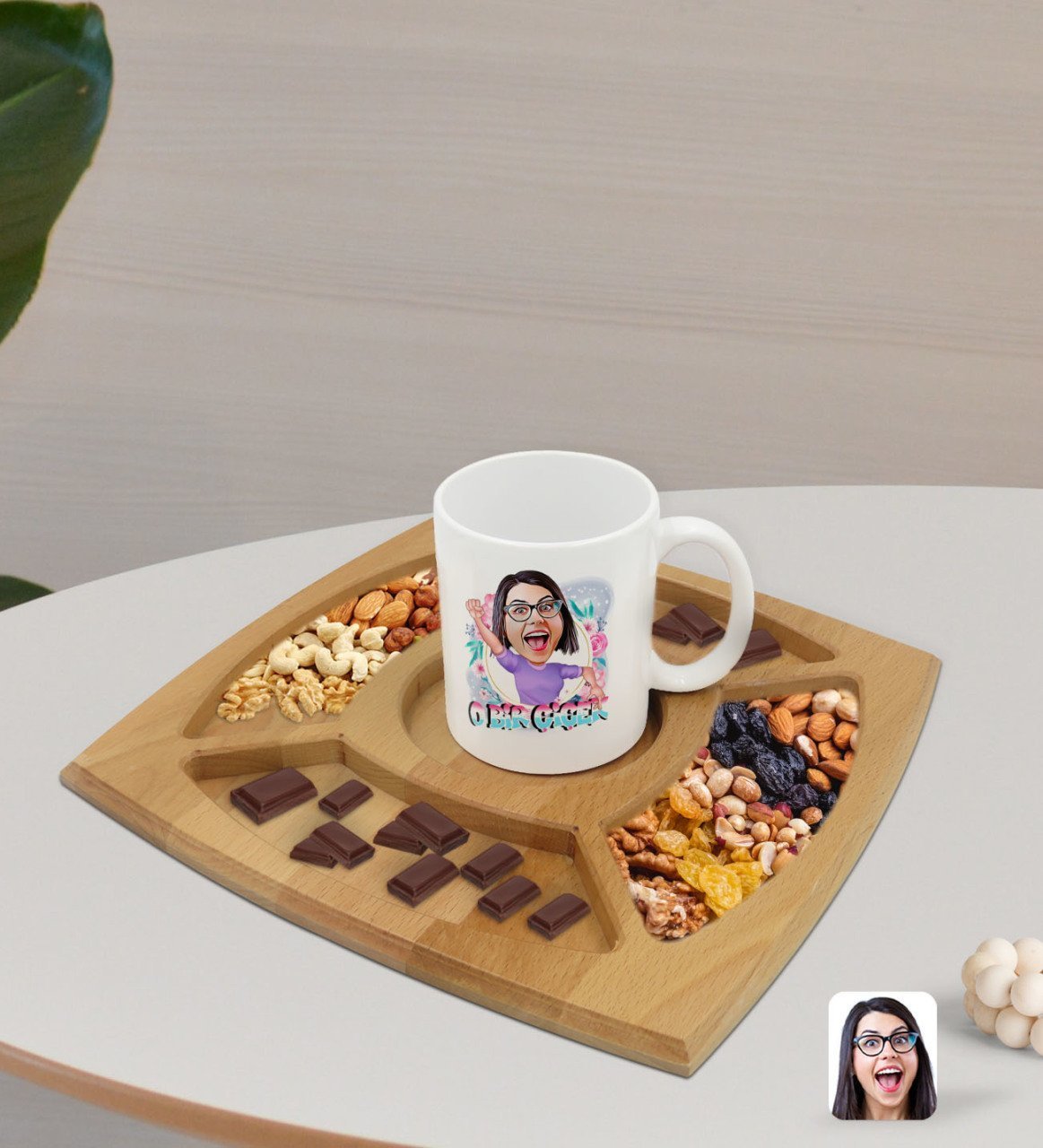 Kişiye Özel O Bir Çiçek Karikatürlü Beyaz Kupa ve Doğal Masif Ahşap 4 Bölmeli Sunum Tabağı Çerezlik Hediye Seti-3