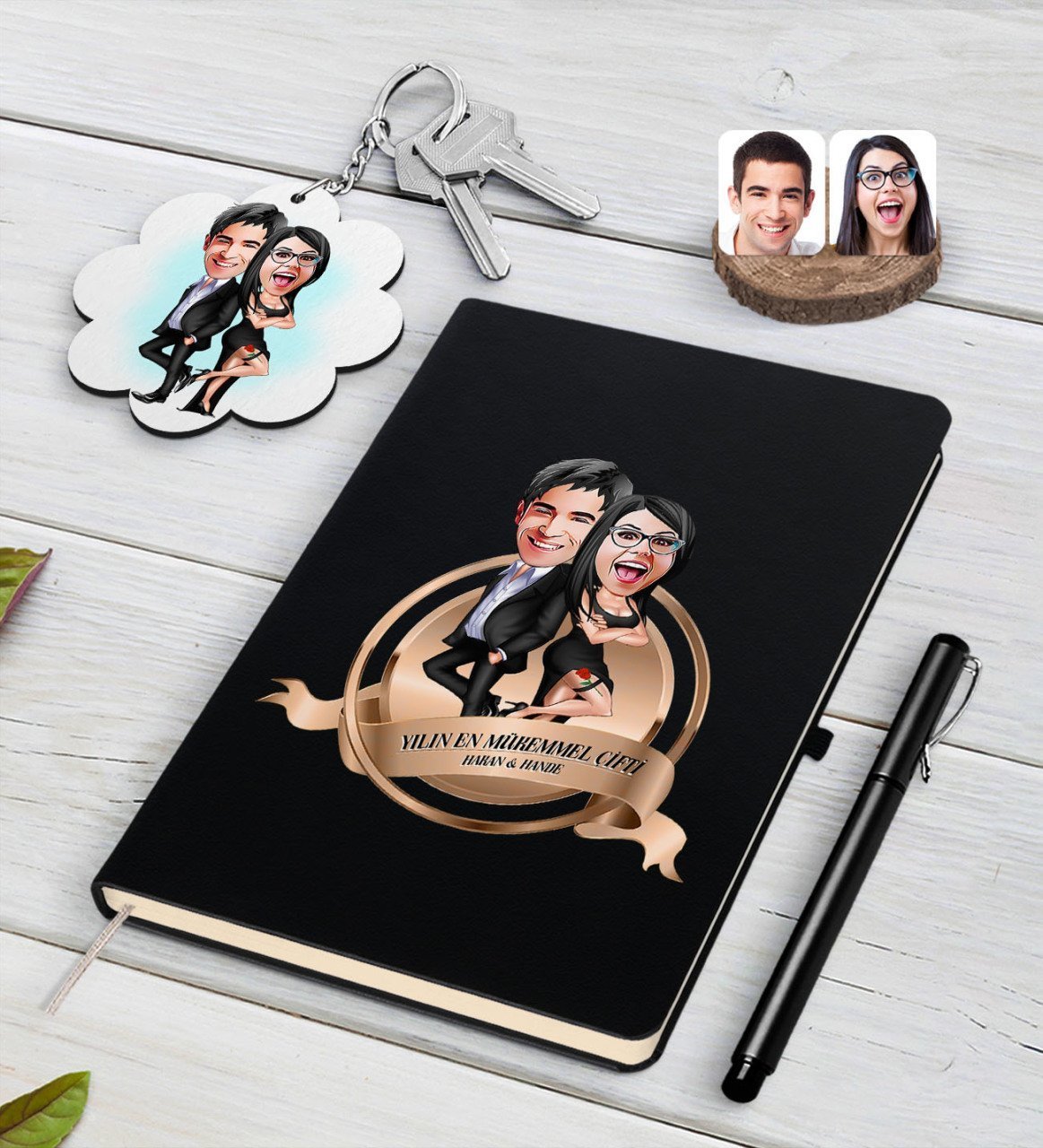 Kişiye Özel Yılın En Mükemmel Çifti Karikatürlü Siyah Defter Kalem ve Anahtarlık Hediye Seti-6