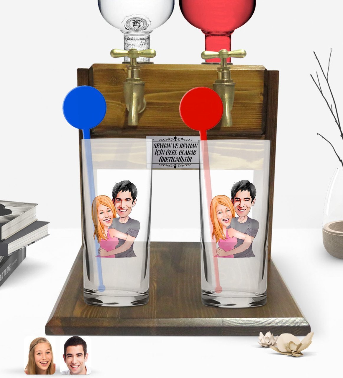 Kişiye Özel Renkli Baskılı Sevgililer Karikatürlü İkili Vodka Bardağı ve Çift Musluklu Doğal Ahşap Vodka Standı-86
