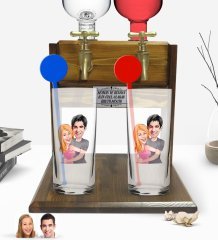 Kişiye Özel Renkli Baskılı Sevgililer Karikatürlü İkili Vodka Bardağı ve Çift Musluklu Doğal Ahşap Vodka Standı-86