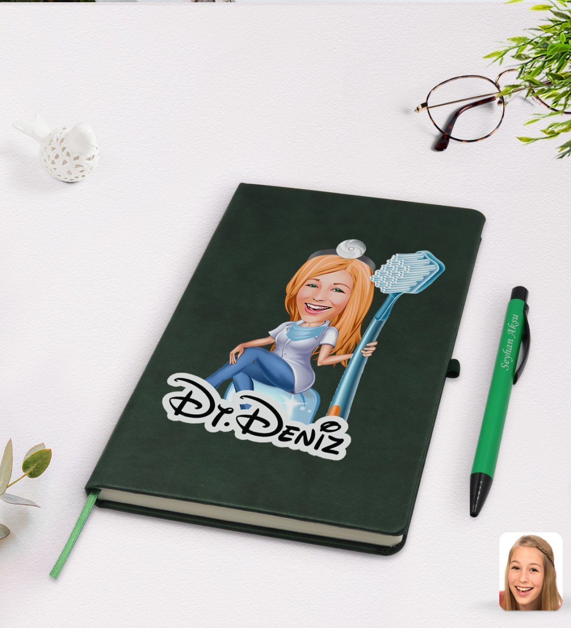 Kişiye Özel Kadın Diş Hekimi Karikatürlü Yeşil Termo Deri Defter Kalem Seti Model 2
