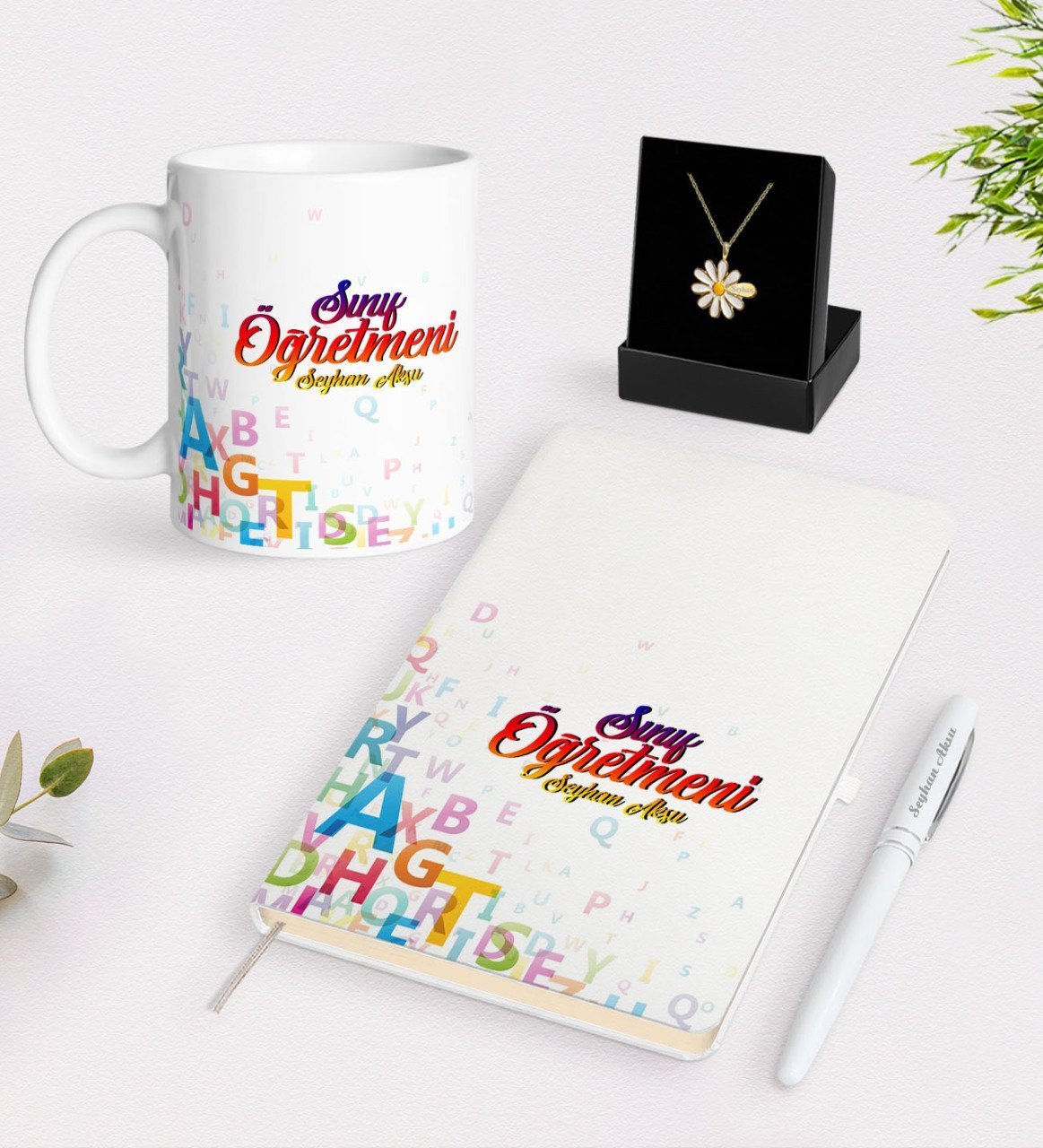 Kişiye Özel Sınıf Öğretmeni Beyaz Kupa Defter Kalem ve İsimli Papatya Kolye Hediye Seti-13