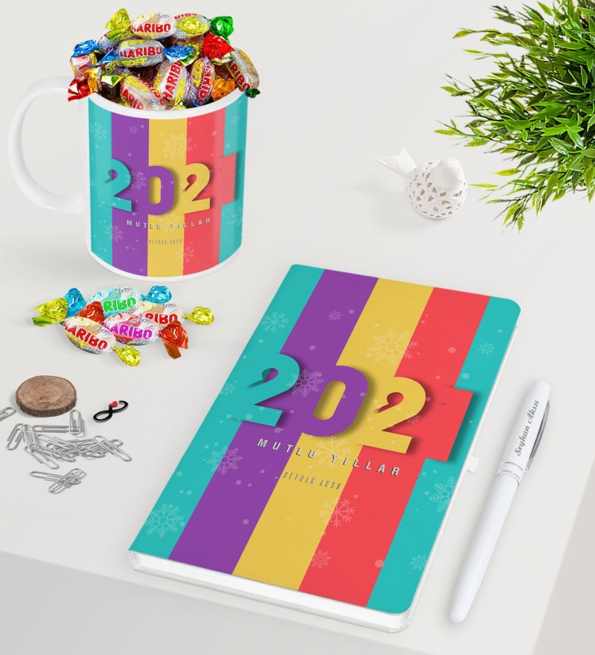 BK Gift Kişiye Özel 2023 Mutlu Yıllar Beyaz Defter Kalem Kupa ve Haribo Şeker Hediye Seti-8