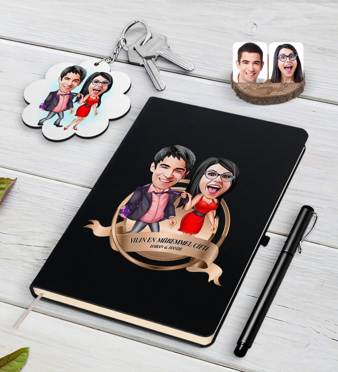 Kişiye Özel Yılın En Mükemmel Çifti Karikatürlü Siyah Defter Kalem ve Anahtarlık Hediye Seti-4