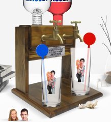 Kişiye Özel Renkli Baskılı Sevgililer Karikatürlü İkili Vodka Bardağı ve Çift Musluklu Doğal Ahşap Vodka Standı-85
