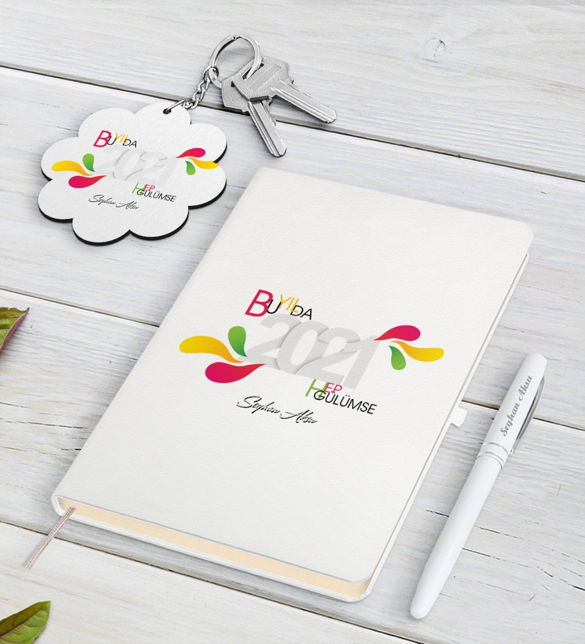 BK Gift Kişiye Özel 2023 Bu Yılda Hep Gülümse Beyaz Defter Kalem ve Anahtarlık Hediye Seti-1