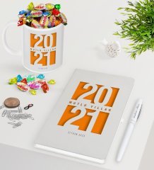 BK Gift Kişiye Özel 2023 Mutlu Yıllar Beyaz Defter Kalem Kupa ve Haribo Şeker Hediye Seti-7