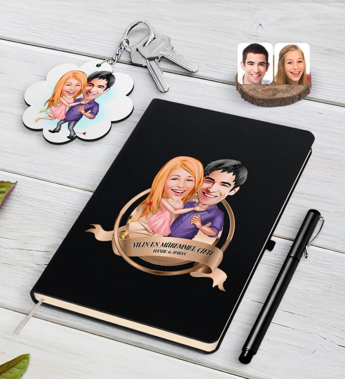 Kişiye Özel Yılın En Mükemmel Çifti Karikatürlü Siyah Defter Kalem ve Anahtarlık Hediye Seti-3