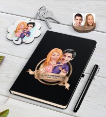 Kişiye Özel Yılın En Mükemmel Çifti Karikatürlü Siyah Defter Kalem ve Anahtarlık Hediye Seti-3