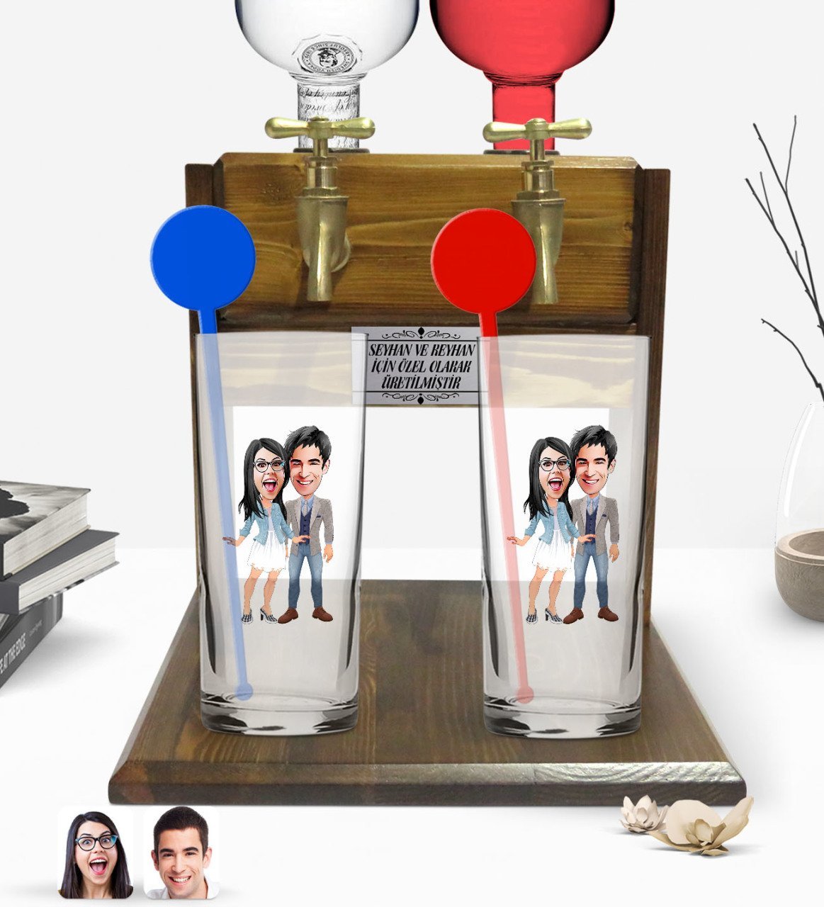 Kişiye Özel Renkli Baskılı Sevgililer Karikatürlü İkili Vodka Bardağı ve Çift Musluklu Doğal Ahşap Vodka Standı-81