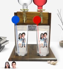 Kişiye Özel Renkli Baskılı Sevgililer Karikatürlü İkili Vodka Bardağı ve Çift Musluklu Doğal Ahşap Vodka Standı-81