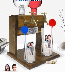 Kişiye Özel Renkli Baskılı Sevgililer Karikatürlü İkili Vodka Bardağı ve Çift Musluklu Doğal Ahşap Vodka Standı-81