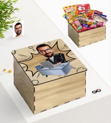 Kişiye Özel Ahşap Kutuda Bay Genel Müdür Karikatürlü Nostaljik Lezzetler Hediye Seti