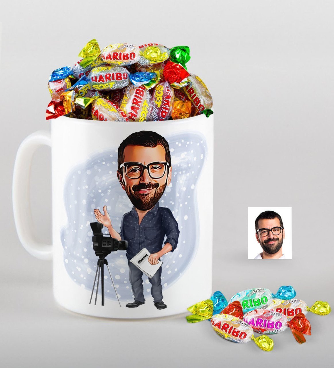 Kişiye Özel Bay Yönetmen Karikatürlü Kupa ve Haribo Fruitbons Şeker Hediye Seti-1