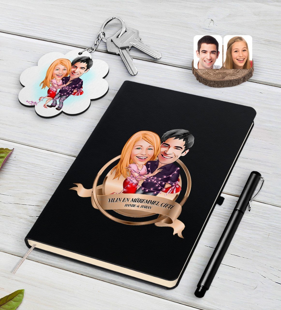 Kişiye Özel Yılın En Mükemmel Çifti Karikatürlü Siyah Defter Kalem ve Anahtarlık Hediye Seti-2