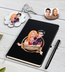 Kişiye Özel Yılın En Mükemmel Çifti Karikatürlü Siyah Defter Kalem ve Anahtarlık Hediye Seti-2