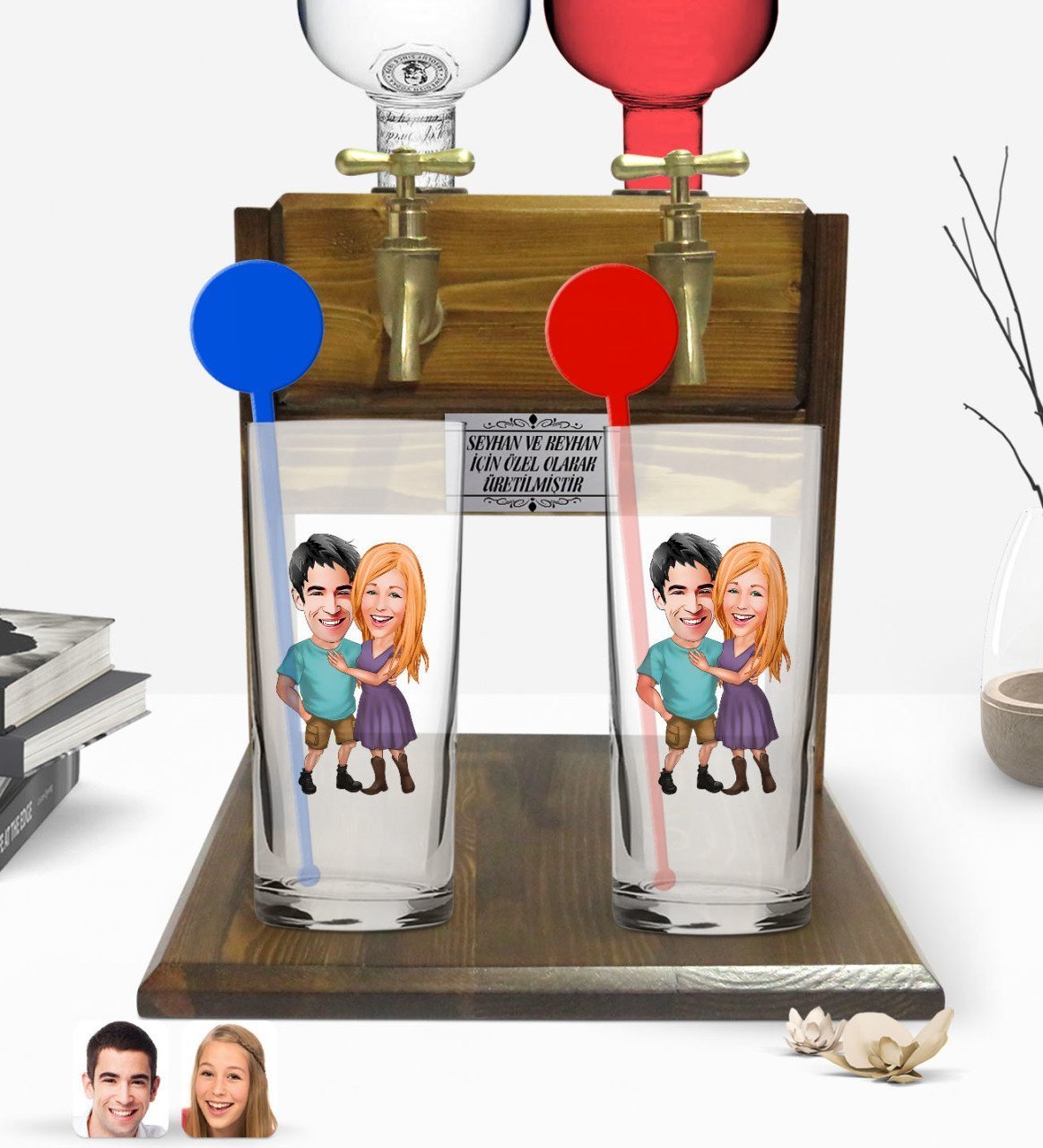 Kişiye Özel Renkli Baskılı Sevgililer Karikatürlü İkili Vodka Bardağı ve Çift Musluklu Doğal Ahşap Vodka Standı-80