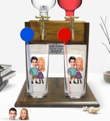 Kişiye Özel Renkli Baskılı Sevgililer Karikatürlü İkili Vodka Bardağı ve Çift Musluklu Doğal Ahşap Vodka Standı-80