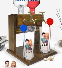 Kişiye Özel Renkli Baskılı Sevgililer Karikatürlü İkili Vodka Bardağı ve Çift Musluklu Doğal Ahşap Vodka Standı-80