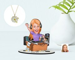 Kişiye Özel Kadın Radyocu Karikatürlü 3D Ahşap Biblo ve İsimli Tarihli Papatya Kolye Seti-1
