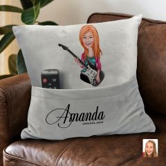 BK Gift Kişiye Özel Kadın Gitarist Karikatür Tasarımlı Organizer Kumanda ve Atıştırmalık Cepli Gri Kırlent Yastık-1 Arkadaşa Hediye, Cepli Yastık