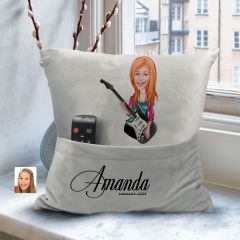 BK Gift Kişiye Özel Kadın Gitarist Karikatür Tasarımlı Organizer Kumanda ve Atıştırmalık Cepli Gri Kırlent Yastık-1 Arkadaşa Hediye, Cepli Yastık