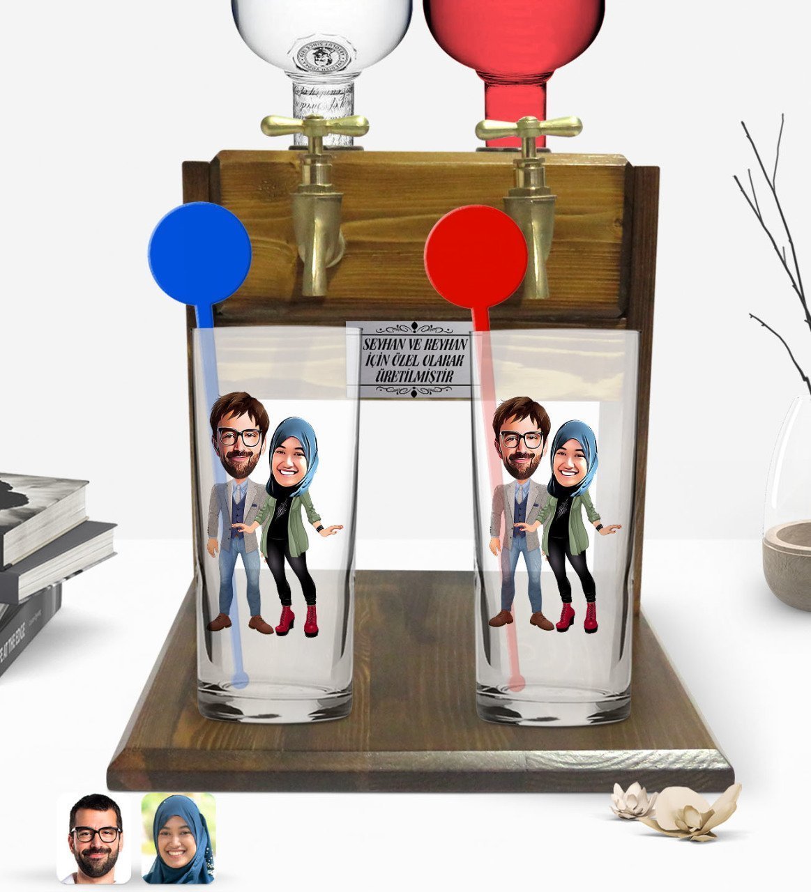 Kişiye Özel Renkli Baskılı Sevgililer Karikatürlü İkili Vodka Bardağı ve Çift Musluklu Doğal Ahşap Vodka Standı-60