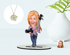 Kişiye Özel Kadın Profesyonel Fotoğrafçı Karikatürlü 3D Ahşap Biblo ve İsimli Tarihli Papatya Kolye Seti-1