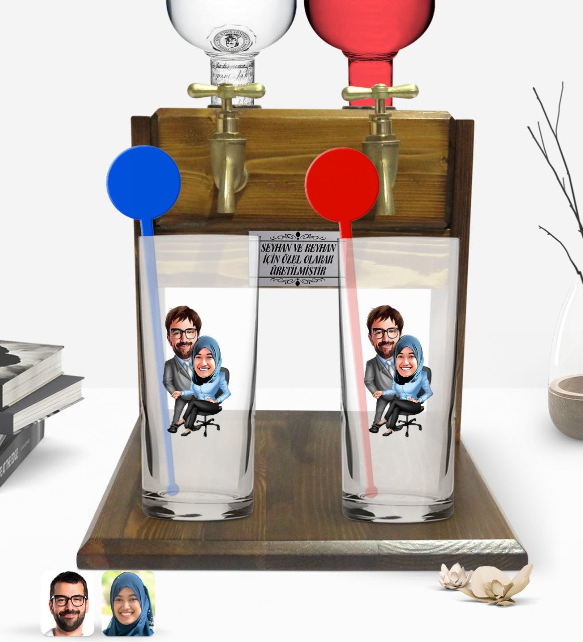Kişiye Özel Renkli Baskılı Sevgililer Karikatürlü İkili Vodka Bardağı ve Çift Musluklu Doğal Ahşap Vodka Standı-59