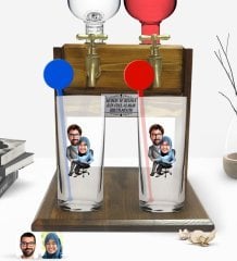 Kişiye Özel Renkli Baskılı Sevgililer Karikatürlü İkili Vodka Bardağı ve Çift Musluklu Doğal Ahşap Vodka Standı-59