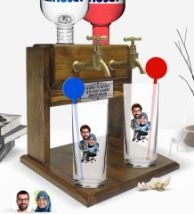 Kişiye Özel Renkli Baskılı Sevgililer Karikatürlü İkili Vodka Bardağı ve Çift Musluklu Doğal Ahşap Vodka Standı-59